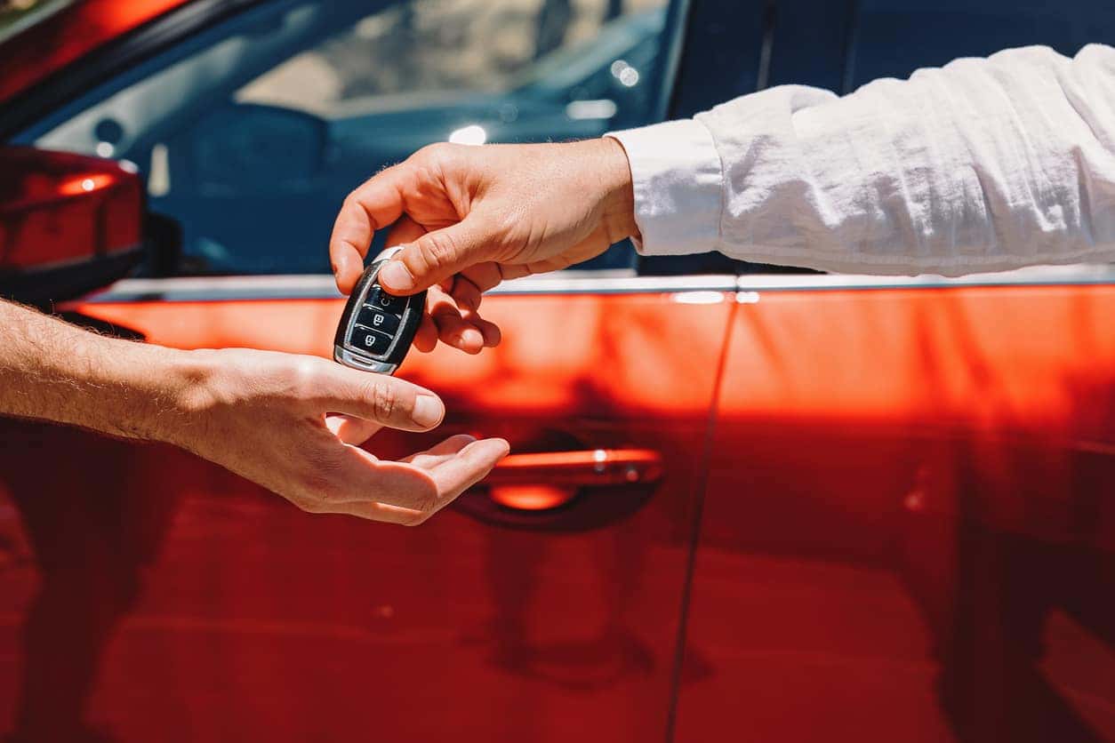 Abeloff Kia Salesperson handing over keys to customer