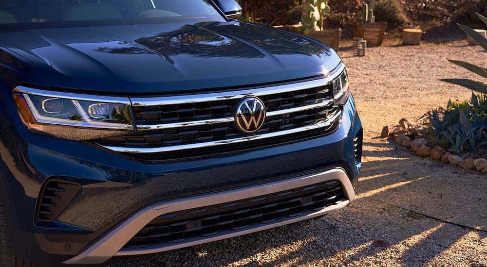 A close up shows the grille of a blue 2022 Volkswagen Atlas SE at a Bellevue VW dealership.