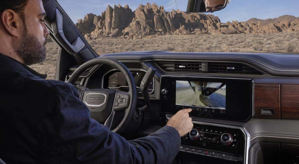 A driver using the Trailering Guide camera view in a 2025 GMC Sierra 2500 HD Denali.