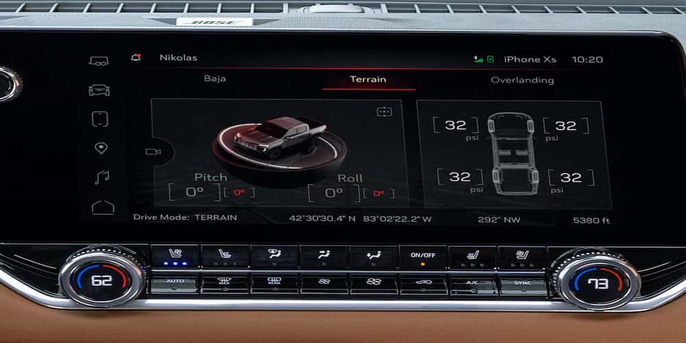 Infortainment system on 2025 GMC Canyon displaying off-roading information.