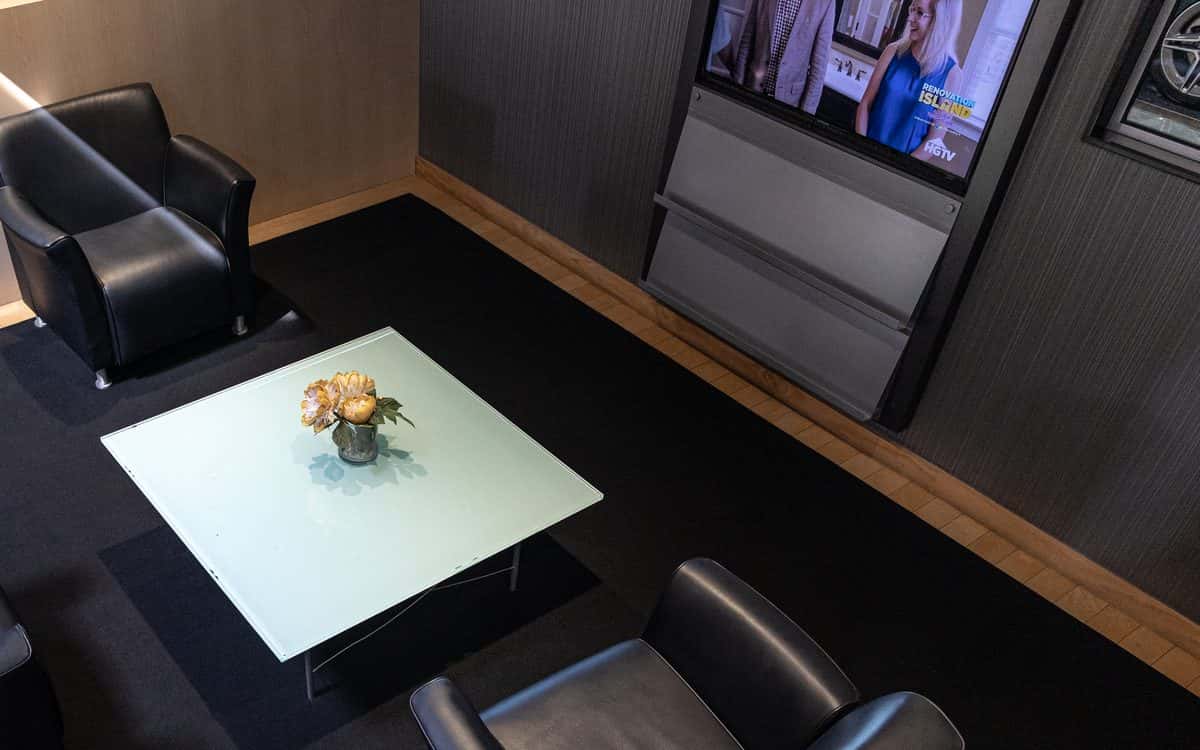 Lounge seating with a wall-mounted HD TV at the Mercedes-Benz of Rockville Centre Service Center