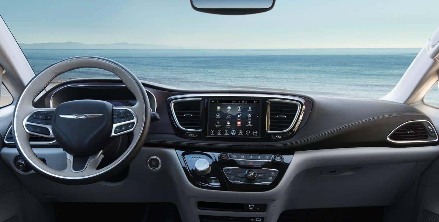 2017-chrysler-pacifica-gallery-interior-front