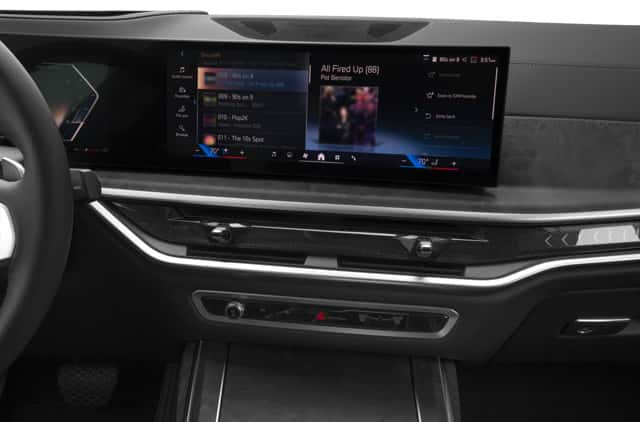 advanced tech in the 2025 bmw x7 with a curved display