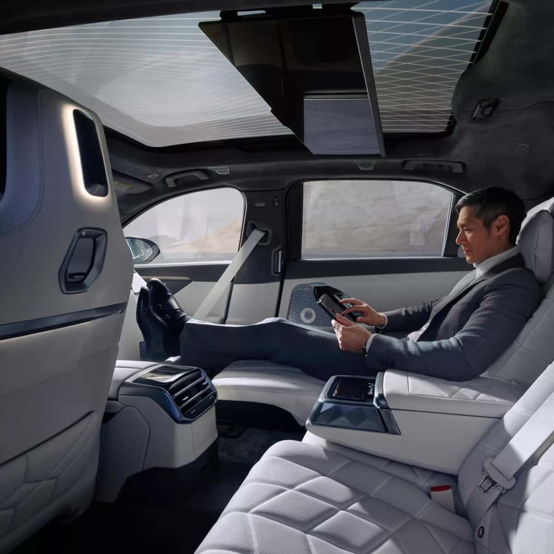 2027 BMW i7 interior comfort and cargo