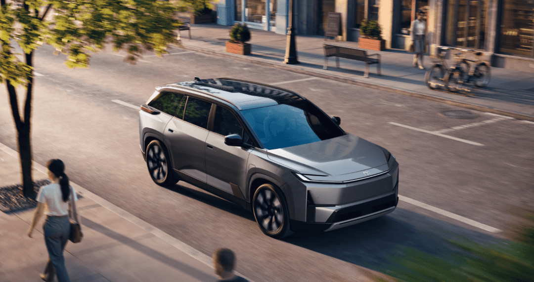 2027-Toyota-Highlander Driving